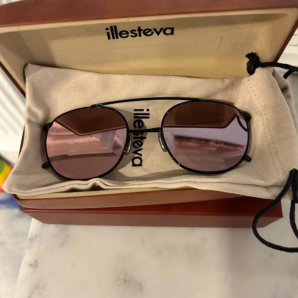 Illesteva Mykonos II Sunglasses - Black with Rose Mirror Flat Lens